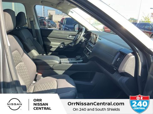 Used 2022 Nissan Pathfinder SV image 11