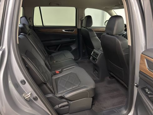 Used 2024 Volkswagen Atlas SE image 31