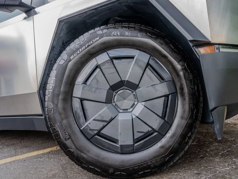 Used 2025 Tesla Cybertruck AWD Crew Cab image 29