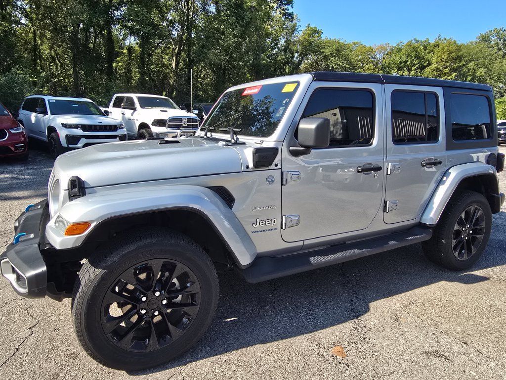 Used 2023 Jeep Wrangler Unlimited Sahara w/ Cold Weather Group AWD/4WD image 3