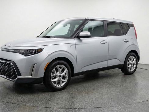 Used 2025 Kia Soul LX w/ LX Technology Package image 3