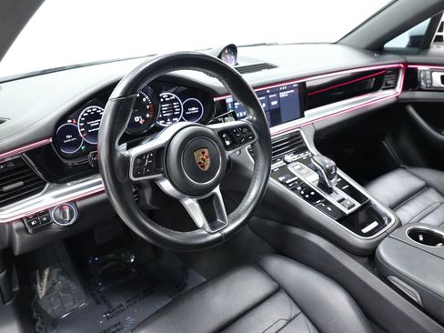 Used 2018 Porsche Panamera image 2