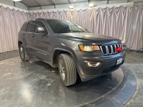 Used 2018 Jeep Grand Cherokee Laredo image 3