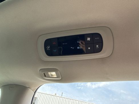 Used 2024 Chrysler Pacifica Limited image 34