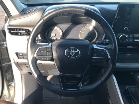 Used 2020 Toyota Highlander XLE image 11