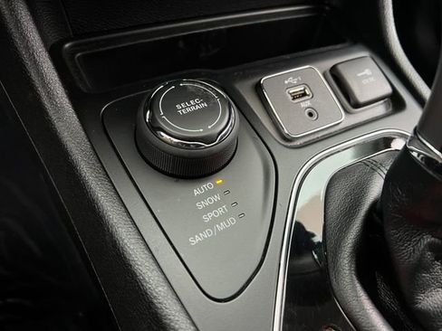 Used 2019 Jeep Cherokee Limited image 30