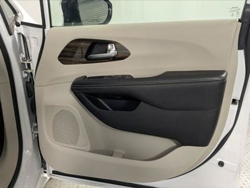 Used 2023 Chrysler Pacifica Limited FWD image 23