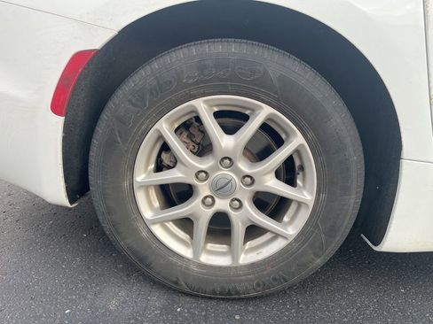 Used 2024 Chrysler Pacifica Touring-L image 11