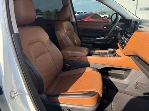 Used 2024 Nissan Pathfinder Platinum FWD image 32