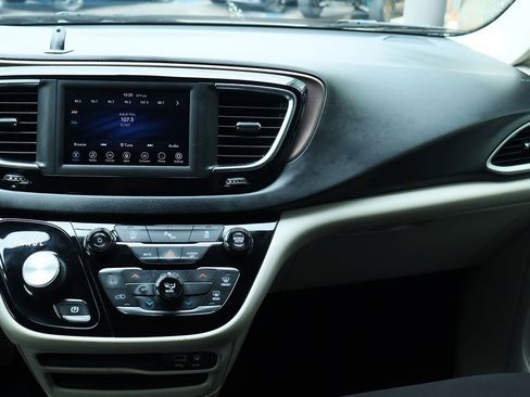 Used 2020 Chrysler Voyager L image 44