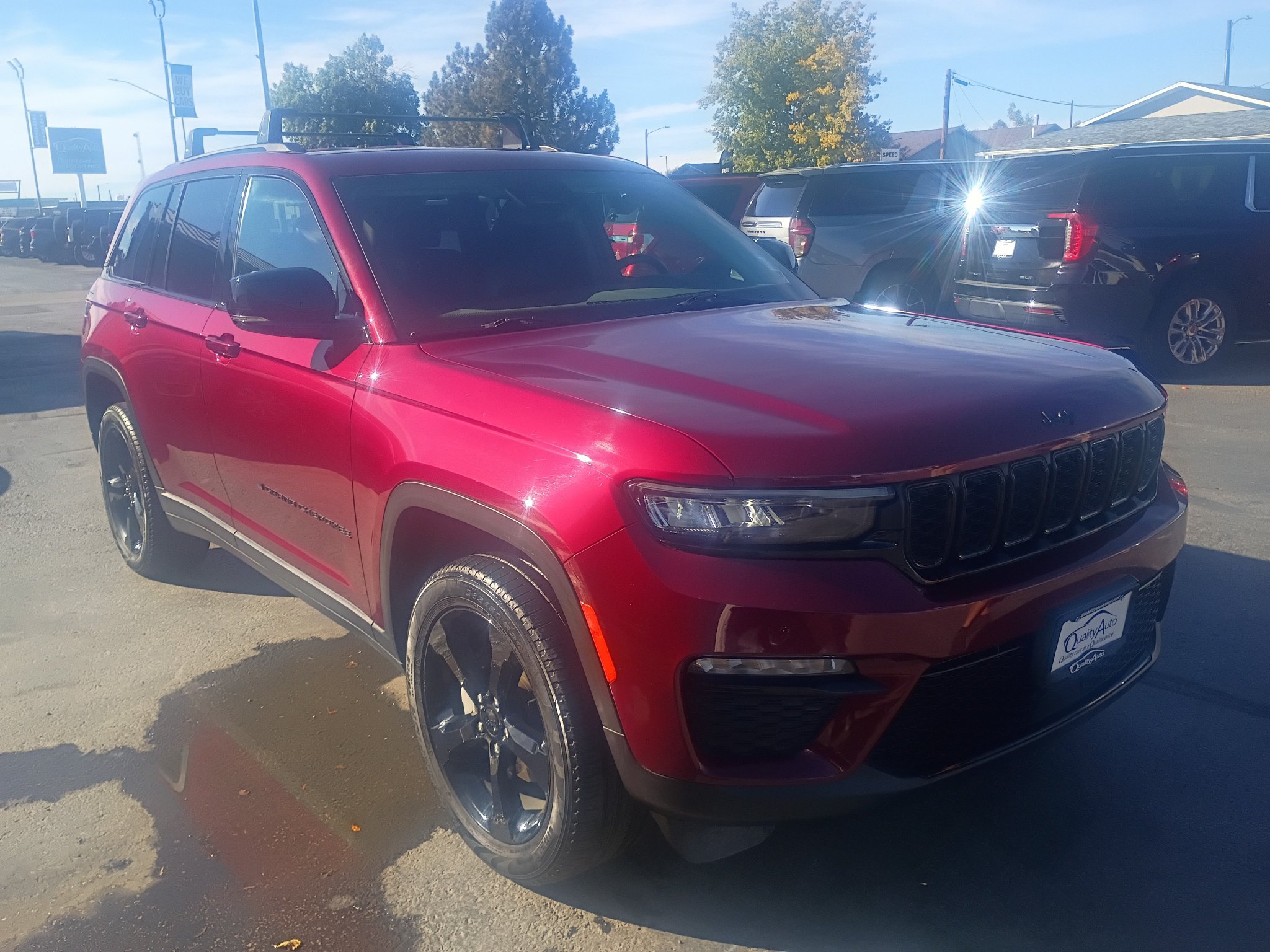 Used 2023 Jeep Grand Cherokee Limited w/ Black Appearance Package AWD/4WD image 4