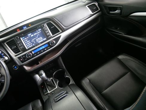 Used 2017 Toyota Highlander XLE AWD/4WD image 11