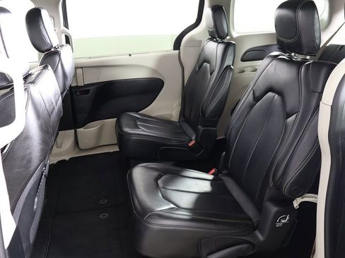 Used 2023 Chrysler Pacifica Touring-L image 32