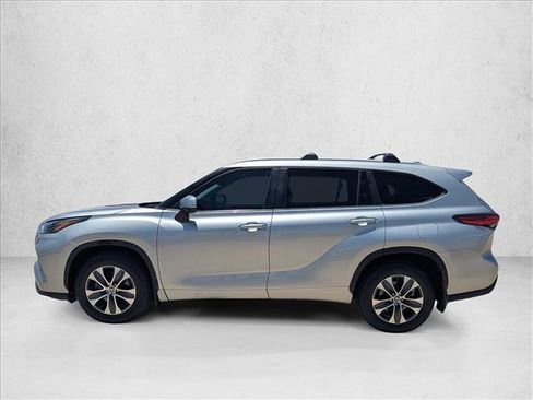 Used 2023 Toyota Highlander XLE FWD image 9