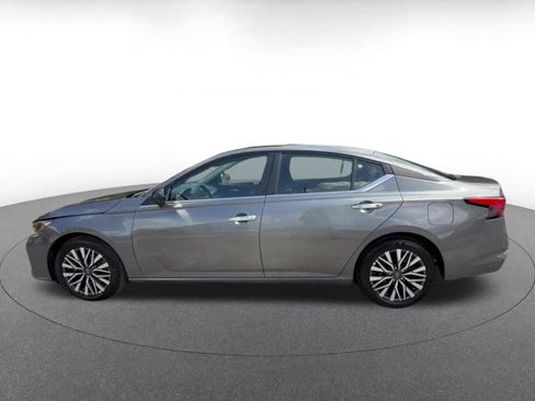 Used 2025 Nissan Altima 2.5 SV FWD image 9