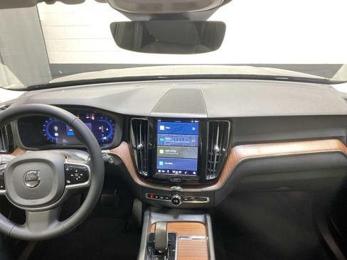 Used 2023 Volvo XC60 B5 Plus image 10