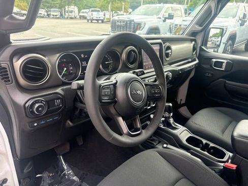 Used 2023 Jeep Wrangler Unlimited w/ Sun & Screen Package AWD/4WD image 13