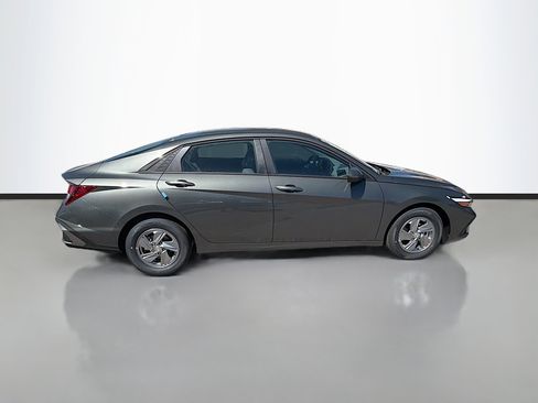 New 2026 Hyundai Elantra SE FWD image 2