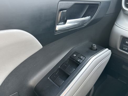 Used 2022 Toyota Highlander XLE image 24