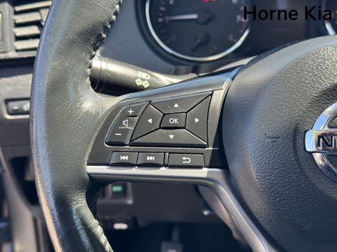 Used 2017 Nissan Rogue SV image 18