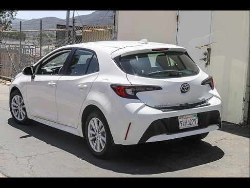 Used 2025 Toyota Corolla SE w/ SE Package FWD image 9