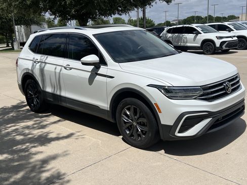 Used 2023 Volkswagen Tiguan SE w/ Panoramic Sunroof Package FWD image 2
