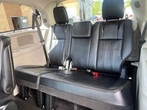 Used 2014 Chrysler Town & Country Touring FWD image 29
