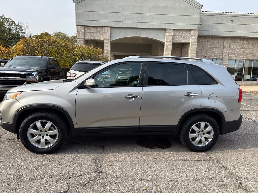 Used 2013 Kia Sorento LX w/ Convenience Pkg FWD image 2