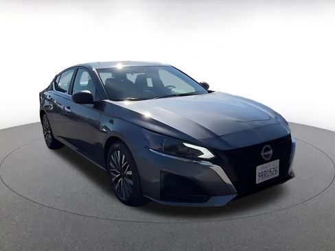 Used 2025 Nissan Altima 2.5 SV image 3