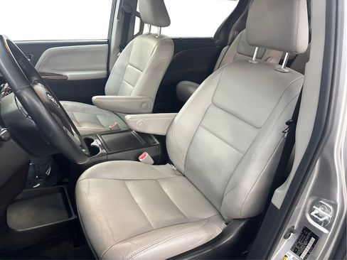 Used 2018 Toyota Sienna Limited Premium image 13