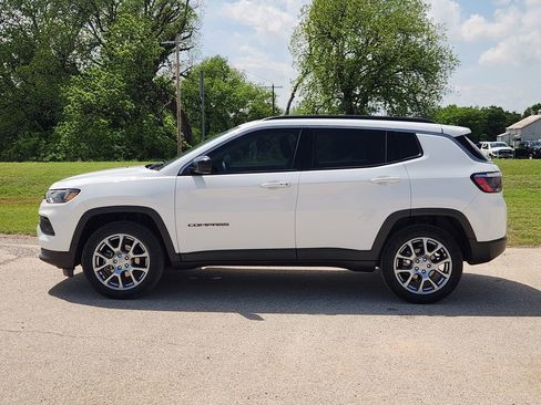 Used 2022 Jeep Compass Latitude w/ Sun and Sound Group AWD/4WD image 4