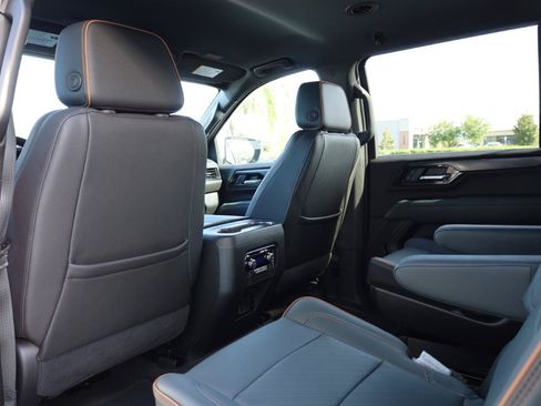 Used 2025 GMC Yukon XL AT4 AWD/4WD image 16