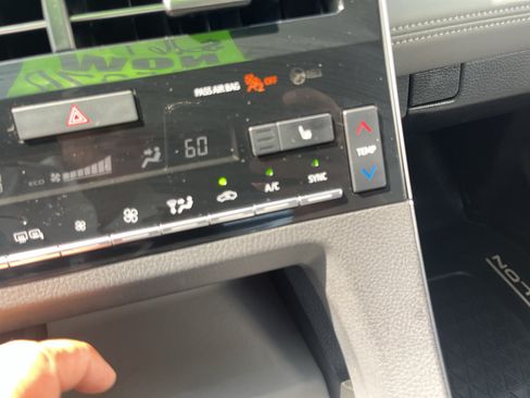 Used 2020 Toyota Avalon XLE w/ Moonroof Package FWD image 23