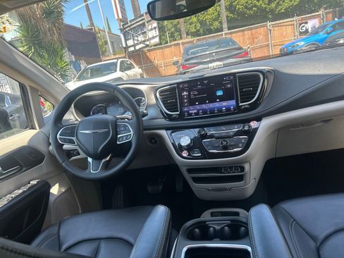 Used 2024 Chrysler Pacifica Select image 8
