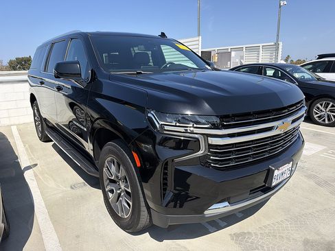Used 2022 Chevrolet Suburban LT w/ LT Signature Package AWD/4WD image 3