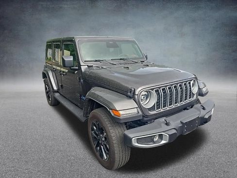 Used 2025 Jeep Wrangler Unlimited Sahara AWD/4WD image 2