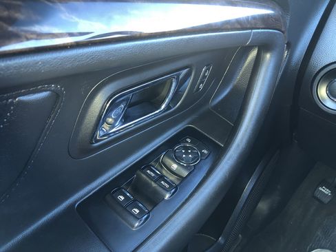 Used 2018 Ford Taurus Limited image 11