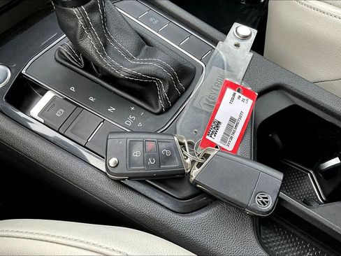 Used 2021 Volkswagen Tiguan SE image 36