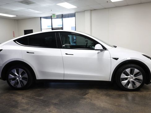 Used 2024 Tesla Model Y Long Range AWD/4WD image 7