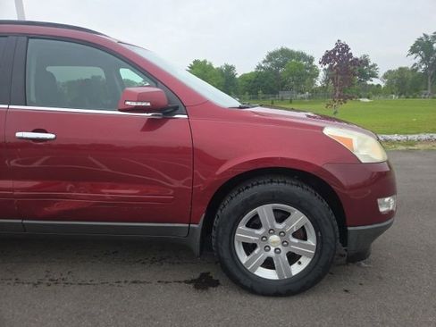 Used 2011 Chevrolet Traverse LT w/ Personal Connectivity Package FWD image 4