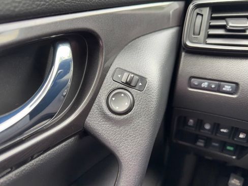 Used 2020 Nissan Rogue SV AWD/4WD image 14