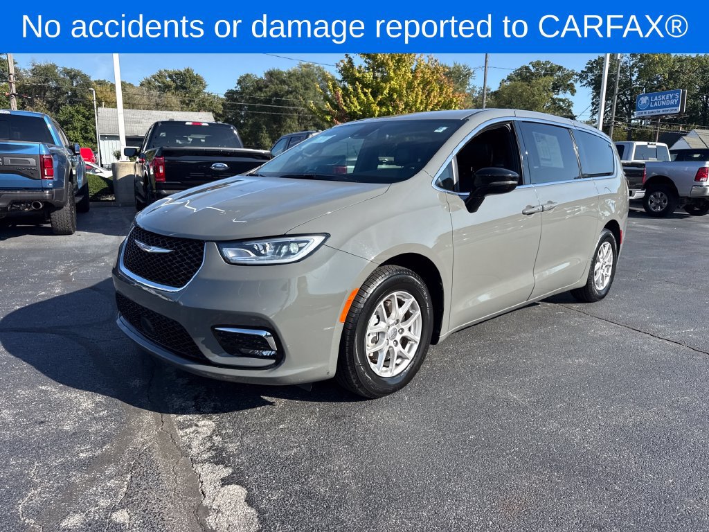 Used 2025 Chrysler Pacifica Select FWD image 2