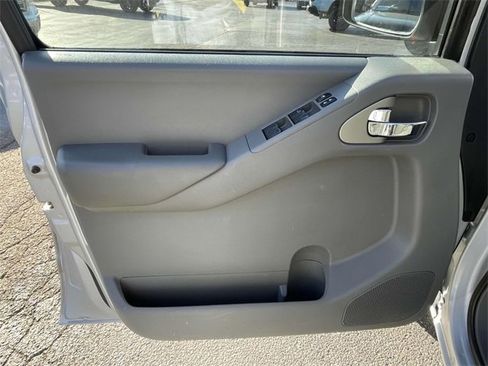 Used 2012 Nissan Frontier SV image 14