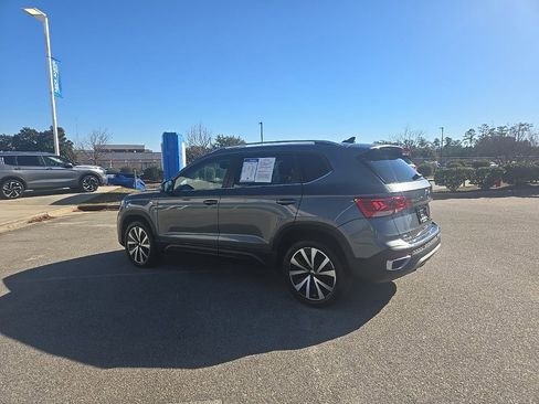 Used 2023 Volkswagen Taos SE w/ Panoramic Sunroof Package image 9