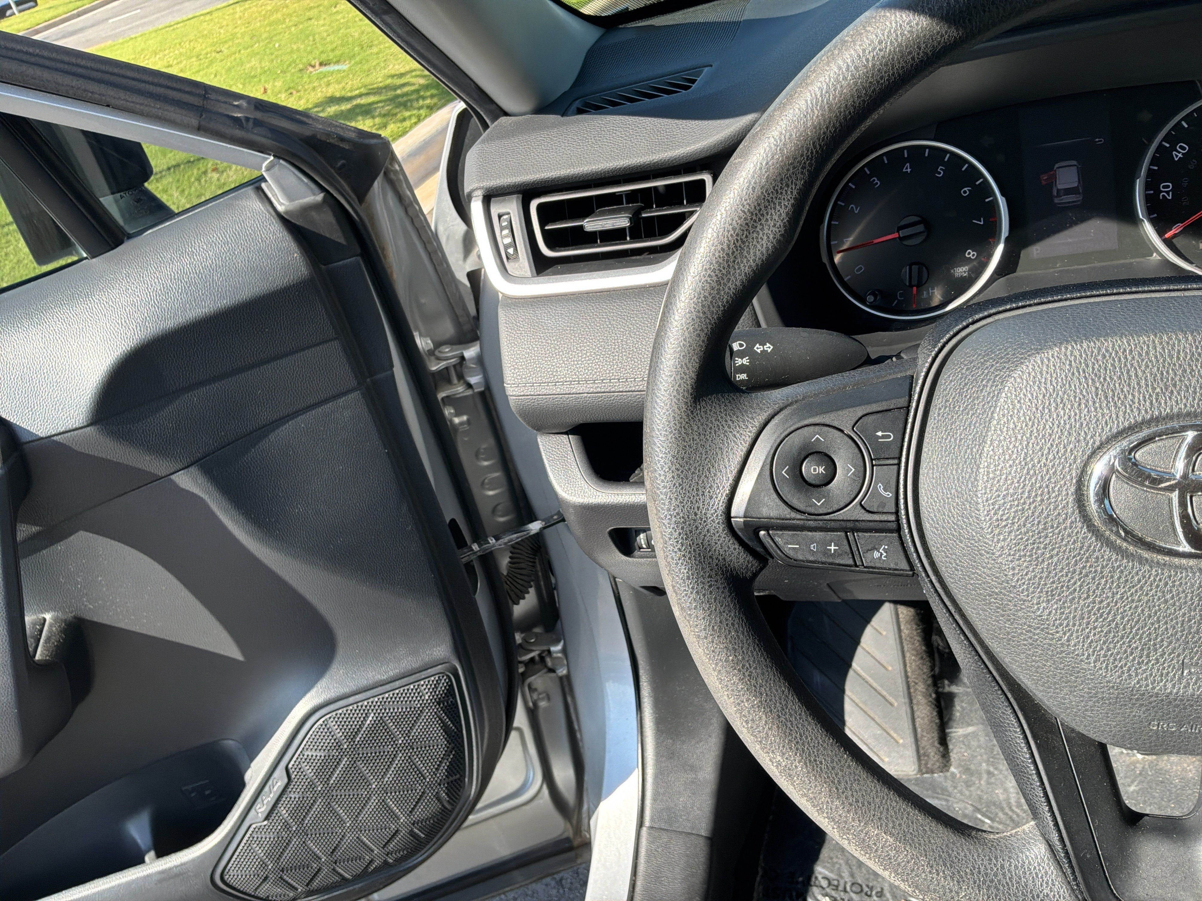 Used 2019 Toyota RAV4 LE FWD image 32