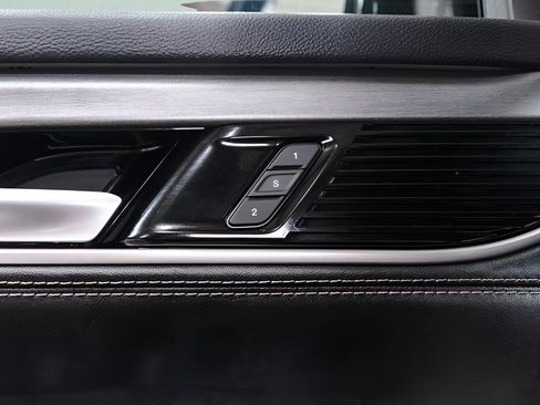 Used 2025 Jeep Wagoneer Series II w/ 8-Passenger Seating Package image 28