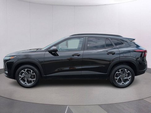 Used 2024 Chevrolet Trax LT FWD image 2
