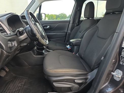 Used 2018 Jeep Renegade Altitude FWD image 10