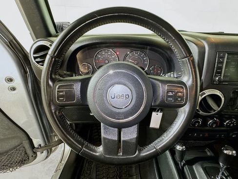Used 2017 Jeep Wrangler Unlimited Rubicon AWD/4WD image 9