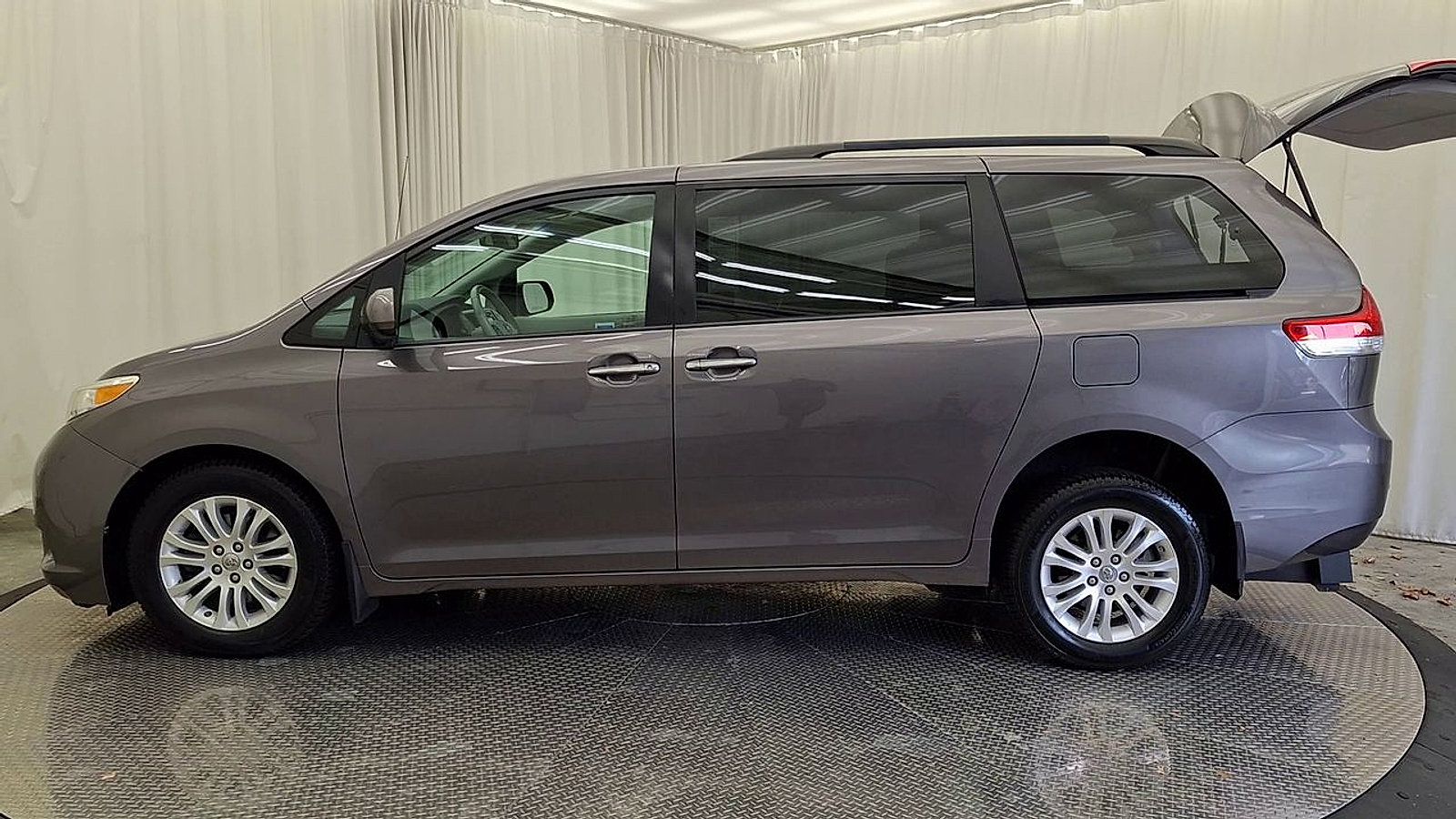 Used 2014 Toyota Sienna XLE w/ Entertainment Package FWD image 11